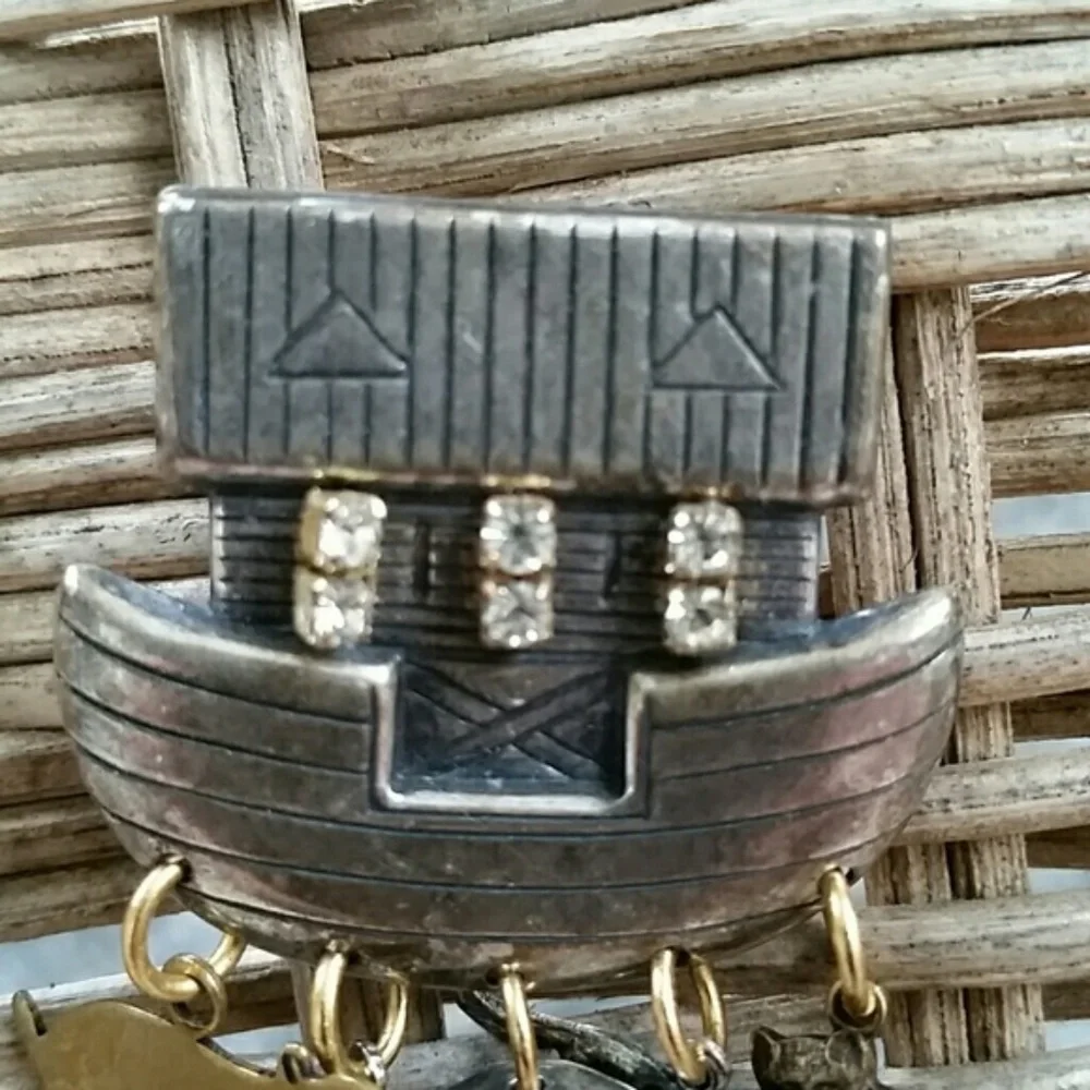 ♡Noah's Ark silver pin with crystals